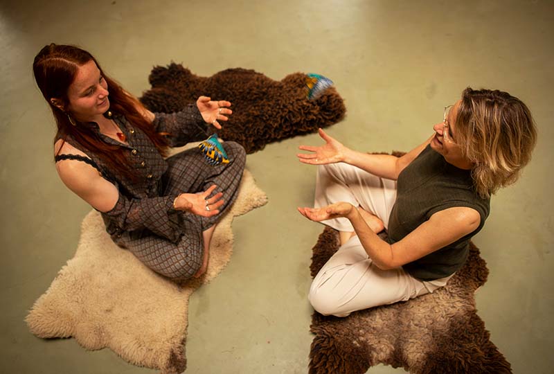 Kinderen dansen en bewegen samen in de klas met muziek en ritmiek - creatief onderwijs in actie